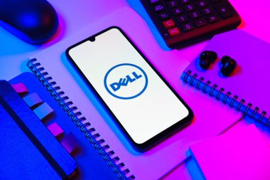Prag, Çek Cumhuriyeti - 08 18 2025: Merkezde Dell logosunu gösteren bir cep telefonu ile ofis malzemeleri düzenlemesi. Dell bilgisayar ve bilişim çözümleri üreten bir teknoloji şirketidir..