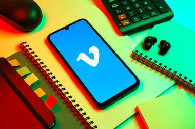 Prag, Çek Cumhuriyeti - 08 18 2025: Merkezde Vimeo logosunu gösteren bir cep telefonu ile ofis malzemeleri düzenlemesi. Vimeo, yüksek kaliteli video sunucu ve paylaşımı için bir platformdur.