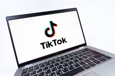 Prag, Çek Cumhuriyeti - 08 12 2025: TikTok logosunu gösteren dinamik bir yakın plan. TikTok kısa, yaratıcı ve viral video platformu.