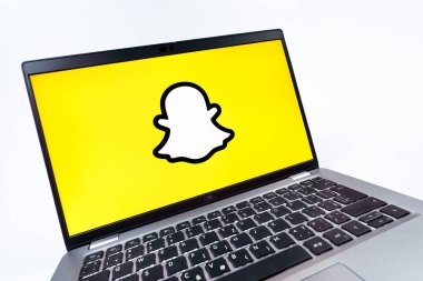 Prag, Çek Cumhuriyeti - 08 12 2025: Snapchat logosunu gösteren dinamik bir yakın plan. Snapchat fotoğraf, video ve geçici mesajlar göndermek için bir uygulamadır.