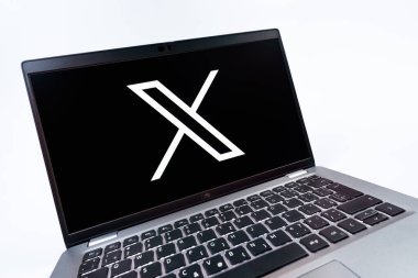 Prag, Çek Cumhuriyeti - 08 12 2025: X logosunu gösteren bir dizüstü bilgisayarın dinamik yakın çekimi. X, kısa gönderileri ve güncellemeleri paylaşmak için bir platformdur.