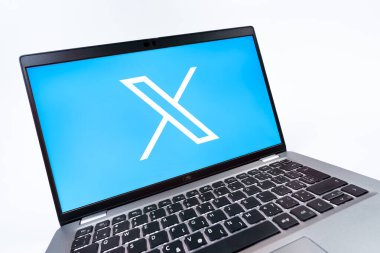 Prag, Çek Cumhuriyeti - 08 12 2025: X logosunu gösteren bir dizüstü bilgisayarın dinamik yakın çekimi. X, kısa gönderileri ve güncellemeleri paylaşmak için bir platformdur.