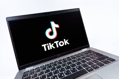 Prag, Çek Cumhuriyeti - 08 12 2025: TikTok logosunu gösteren dinamik bir yakın plan. TikTok kısa, yaratıcı ve viral video platformu.