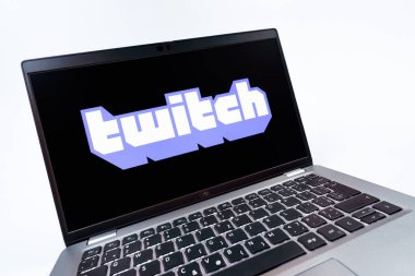 Prag, Çek Cumhuriyeti - 08 12 2025: Twitch logosunu gösteren bir dizüstü bilgisayarın dinamik yakın çekimi. Twitch canlı yayın oyunları ve içeriği için bir platformdur.
