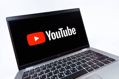 Prag, Çek Cumhuriyeti - 08 12 2025: Youtube logosunu gösteren bir bilgisayarın dinamik yakın çekimi. Youtube dünya çapında videoları izlemek ve paylaşmak için bir platform.