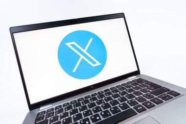Prag, Çek Cumhuriyeti - 08 12 2025: X logosunu gösteren bir dizüstü bilgisayarın dinamik yakın çekimi. X, kısa gönderileri ve güncellemeleri paylaşmak için bir platformdur.