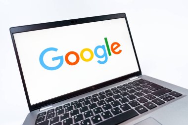 Prag, Çek Cumhuriyeti - 08 12 2025: Google logosunu gösteren bir dizüstü bilgisayarın dinamik yakın çekimi. Google bilgi için bir arama motoru ve teknoloji platformudur.