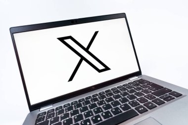 Prag, Çek Cumhuriyeti - 08 12 2025: X logosunu gösteren bir dizüstü bilgisayarın dinamik yakın çekimi. X, kısa gönderileri ve güncellemeleri paylaşmak için bir platformdur.