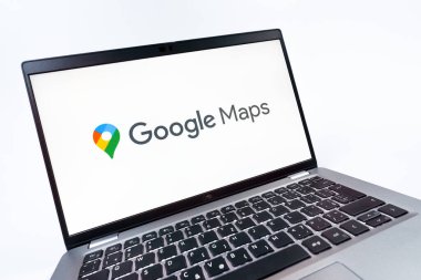 Prag, Çek Cumhuriyeti - 08 12 2025: Google Maps logosunu gösteren dinamik bir yakın plan. Google Maps haritalar, navigasyon ve konum hizmetleri için bir platformdur.