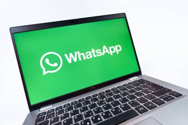Prag, Çek Cumhuriyeti - 08 12 2025 WhatsApp logosunu gösteren dinamik bir yakın plan. WhatsApp mesaj, çağrı ve medya göndermek için bir uygulamadır.
