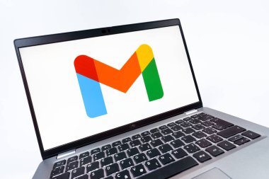 Prag, Çek Cumhuriyeti - 08 12 2025: Google Gmail logosunu gösteren dinamik bir yakın plan. Google Gmail, mesaj göndermek ve almak için kullanılan bir e-posta servisidir..