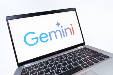 Prag, Çek Cumhuriyeti - 08 12 2025: Gemini logosunu gösteren bir dizüstü bilgisayarın dinamik yakın çekimi. Gemini kripto para ticareti ve yönetimi için bir platformdur..