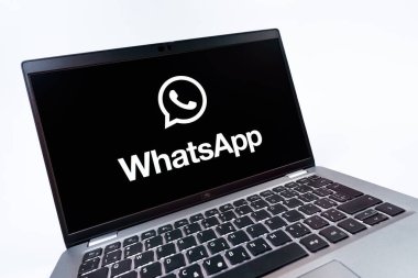 Prag, Çek Cumhuriyeti - 08 12 2025 WhatsApp logosunu gösteren dinamik bir yakın plan. WhatsApp mesaj, çağrı ve medya göndermek için bir uygulamadır.