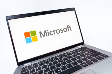 Prag, Çek Cumhuriyeti - 08 12 2025: Microsoft logosunu gösteren dinamik bir yakın plan. Microsoft yazılım, donanım ve hizmet sunan bir teknoloji şirketidir..