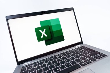Prag, Çek Cumhuriyeti - 08 12 2025: Excel logosunu gösteren bir dizüstü bilgisayarın dinamik yakın çekimi. Excel, tablo, veri analizi ve hesaplamalar için bir yazılımdır..