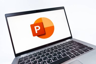 Prag, Çek Cumhuriyeti - 08 12 2025: Powerpoint logosunu gösteren bir bilgisayarın dinamik yakın çekimi. Powerpoint sunumlar ve slayt gösterileri oluşturmak için bir yazılımdır..