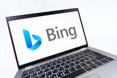 Prag, Çek Cumhuriyeti - 08 12 2025: Bing logosunu gösteren bir dizüstü bilgisayarın dinamik yakın çekimi. Bing çevrimiçi bilgi bulmak için bir arama motorudur.