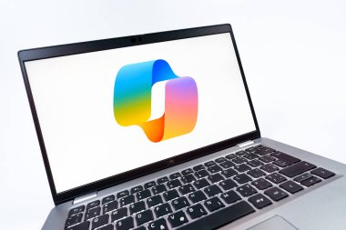 Prag, Çek Cumhuriyeti - 08 12 2025: Copilot logosunu gösteren dinamik bir yakın plan. Copilot, üretkenlik yardımı için yazılıma entegre edilmiş bir yapay zeka asistanıdır..