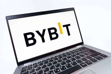 Prag, Çek Cumhuriyeti - 08 12 2025: Bybit logosunu gösteren dinamik bir yakın plan. Bybit şifreli para ve türev ticareti için bir platformdur.