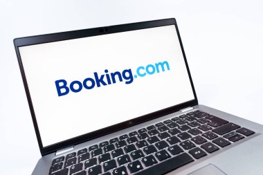 Prag, Çek Cumhuriyeti - 08 12 2025: Booking.com logosunu gösteren bir dizüstü bilgisayarın dinamik yakın çekimi. Rezervasyon, otel bulmak ve rezervasyon yaptırmak için bir platformdur..