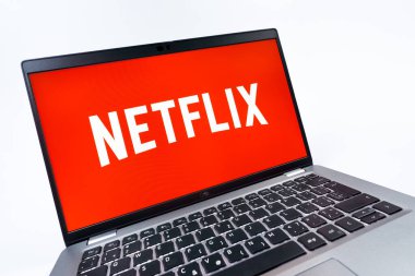 Prag, Çek Cumhuriyeti - 08 12 2025: Netflix logosunu gösteren bir dizüstü bilgisayarın dinamik yakın çekimi. Netflix sinema ve televizyon programları için bir yayın platformudur..