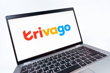 Prag, Çek Cumhuriyeti - 08 12 2025: Trivago logosunu gösteren bir dizüstü bilgisayarın dinamik yakın çekimi. Trivago otel fiyatlarını ve anlaşmaları karşılaştırmak için bir platform..