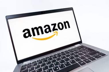 Prag, Çek Cumhuriyeti - 08 12 2025: Amazon logosunu gösteren bir dizüstü bilgisayarın dinamik yakın çekimi. Amazon, alışveriş ürünleri ve hizmetleri için çevrimiçi bir platformdur..