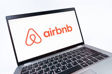 Prag, Çek Cumhuriyeti - 08 12 2025 Airbnb logosunu gösteren dinamik yakın plan. Airbnb dünya çapında kısa vadeli konaklama için bir platformdur..