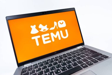 Prag, Çek Cumhuriyeti - 08 12 2025: Temu logosunu gösteren bir dizüstü bilgisayarın dinamik yakın çekimi. Temu çevrimiçi uygun fiyatlı ürünler için bir e-ticaret platformudur..