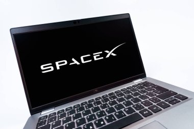 Prag, Çek Cumhuriyeti - 08 12 2025: SpaceX logosunu gösteren bir dizüstü bilgisayarın dinamik yakın çekimi. SpaceX uzay keşfi ve roket fırlatmaları için özel bir şirkettir..