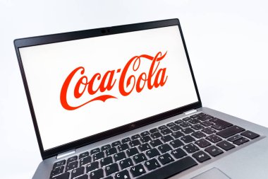 Prag, Çek Cumhuriyeti - 08 12 2025: Coca-Cola logosunu gösteren bir dizüstü bilgisayarın dinamik yakın çekimi. Coca-Cola meşrubatlarıyla tanınan bir içecek şirketidir..