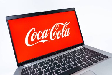 Prag, Çek Cumhuriyeti - 08 12 2025: Coca-Cola logosunu gösteren bir dizüstü bilgisayarın dinamik yakın çekimi. Coca-Cola meşrubatlarıyla tanınan bir içecek şirketidir..