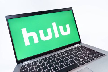 Prag, Çek Cumhuriyeti - 08 12 2025: Hulu logosunu gösteren bir dizüstü bilgisayarın dinamik yakın çekimi. Hulu TV şovları, filmler ve canlı TV için bir yayın platformu..