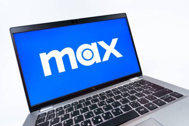 Prag, Çek Cumhuriyeti - 08 12 2025: Max logosunu gösteren bir dizüstü bilgisayarın dinamik yakın çekimi. Max, filmler, TV programları ve özgün içerikler için bir yayın platformudur..
