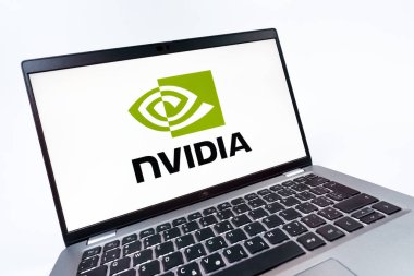 Prag, Çek Cumhuriyeti - 08 12 2025: NVIDIA logosunu gösteren bir dizüstü bilgisayarın dinamik yakın çekimi. NVIDIA, GPU ve yapay zeka donanımı alanında uzmanlaşmış bir teknoloji şirketidir..