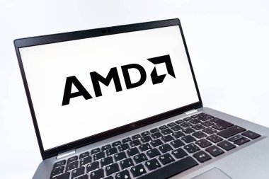 Prag, Çek Cumhuriyeti - 08 12 2025: AMD logosunu gösteren bir bilgisayarın dinamik yakın çekimi. AMD, işlemci ve işlemci üreten yarı iletken bir şirkettir..