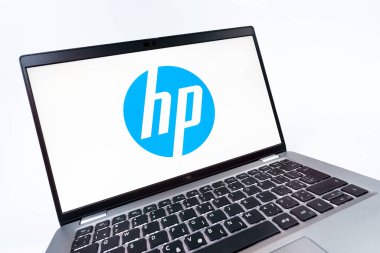 Prag, Çek Cumhuriyeti - 08 12 2025: Hewlett-Packard logosunu gösteren bir dizüstü bilgisayarın dinamik yakın çekimi. Hewlett-Packard bilgisayar ve yazıcı üreten bir teknoloji şirketidir..