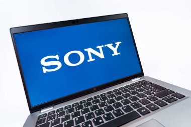 Prag, Çek Cumhuriyeti - 08 12 2025: Sony logosunu gösteren bir dizüstü bilgisayarın dinamik yakın çekimi. Sony elektronik, oyun ve eğlence üreten bir teknoloji şirketidir..