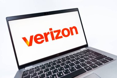 Prag, Çek Cumhuriyeti - 08 12 2025: Verizon logosunu gösteren dinamik bir yakın plan. Verizon, kablosuz ve geniş bant hizmetleri sağlayan bir telekom şirketidir..