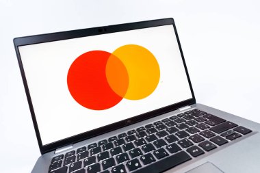 Prag, Çek Cumhuriyeti - 08 12 2025: Mastercard logosunu gösteren bir dizüstü bilgisayarın dinamik yakın çekimi. Mastercard ödeme kartları ve hizmetler sağlayan bir finans şirketidir..