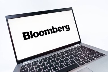 Prag, Çek Cumhuriyeti - 08 12 2025: Bloomberg logosunu gösteren dinamik bir yakın plan. Bloomberg finansal haberler, veriler ve analizler sağlayan bir şirkettir..