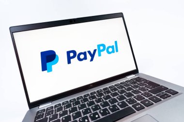 Prag, Çek Cumhuriyeti - 08 12 2025: PayPal logosunu gösteren dinamik bir yakın plan. PayPal çevrimiçi ödemeler ve para transferleri için bir platformdur.
