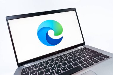 Prag, Çek Cumhuriyeti - 08 12 2025: Sınır logosunu gösteren bir laptopun dinamik yakın çekimi. Edge, Microsoft tarafından Windows aygıtları için geliştirilen bir web tarayıcısıdır..