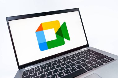 Prag, Çek Cumhuriyeti - 08 12 2025: Google Meet logosunu gösteren dinamik bir yakın plan. Google Meet video toplantıları ve çevrimiçi işbirliği için bir platformdur.