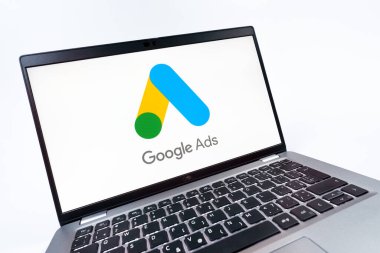Prag, Çek Cumhuriyeti - 08 12 2025: Google Ads logosunu gösteren dinamik bir yakın plan. Google Reklamları, çevrimiçi reklamlar yaratmak ve yönetmek için bir platformdur.
