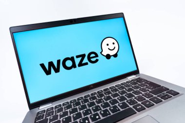 Prag, Çek Cumhuriyeti - 08 12 2025: Waze logosunu gösteren bir dizüstü bilgisayarın dinamik yakın çekimi. Waze, gerçek zamanlı trafik ve rota planlaması için bir navigasyon uygulamasıdır..
