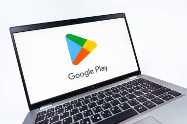 Prag, Çek Cumhuriyeti - 08 12 2025: Google Play logosunu gösteren bir dizüstü bilgisayarın dinamik yakın çekimi. Google Play uygulamaları, oyunları ve dijital içeriği indirmek için bir platformdur.