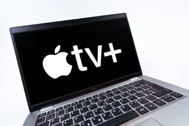 Prag, Çek Cumhuriyeti - 08 12 2025: Apple TV + logosunu gösteren bir dizüstü bilgisayarın dinamik yakın çekimi. Apple TV +, filmler ve TV programları için bir yayın platformudur..