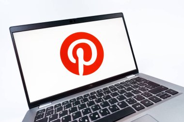 Prag, Çek Cumhuriyeti - 08 12 2025: Pinterest logosunu gösteren dinamik bir yakın plan. Pinterest fikirleri görsel olarak keşfetmek ve kaydetmek için bir platformdur..