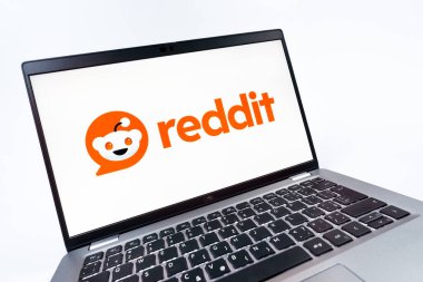 Prag, Çek Cumhuriyeti - 08 12 2025: Reddit logosunu gösteren bir dizüstü bilgisayarın dinamik yakın çekimi. Reddit tartışma, haber ve toplum içeriği için bir platformdur.